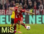 18.10.2025, Fussball Bundesliga 2025/2026, 7.Spieltag, FC Bayern Mnchen - Borussia Dortmund, in der Allianz-Arena Mnchen, hi: Daniel Svensson (Borussia Dortmund) verliert den Zweikampf gegen Harry Kane (FC Bayern Mnchen) 
