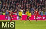 18.10.2025, Fussball Bundesliga 2025/2026, 7.Spieltag, FC Bayern Mnchen - Borussia Dortmund, in der Allianz-Arena Mnchen, Harry Kane (FC Bayern Mnchen) mit genialem weitem Pass in den Sturmlauf von Luis Diaz (nicht im Bild, FC Bayern Mnchen), darauf erzielt Michael Olise (nicht im Bild, FC Bayern Mnchen) das Tor zum 2:0. re. Felix Nmecha (Borussia Dortmund) 