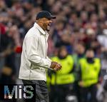 18.10.2025, Fussball Bundesliga 2025/2026, 7.Spieltag, FC Bayern Mnchen - Borussia Dortmund, in der Allianz-Arena Mnchen, Schlussjubel von Trainer Vincent Kompany (FC Bayern Mnchen) 