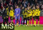 18.10.2025, Fussball Bundesliga 2025/2026, 7.Spieltag, FC Bayern Mnchen - Borussia Dortmund, in der Allianz-Arena Mnchen, Nach dem Spiel, Julian Ryerson (Borussia Dortmund), Torwart Gregor Kobel (Borussia Dortmund), Daniel Svensson (Borussia Dortmund), Ramy Bensebaini (Borussia Dortmund), Jobe Bellingham (Borussia Dortmund) unzufrieden