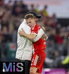 18.10.2025, Fussball Bundesliga 2025/2026, 7.Spieltag, FC Bayern Mnchen - Borussia Dortmund, in der Allianz-Arena Mnchen, Schlussjubel Joshua Kimmich (re, FC Bayern Mnchen) umarmt von Trainer Vincent Kompany (FC Bayern Mnchen) 