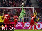 18.10.2025, Fussball Bundesliga 2025/2026, 7.Spieltag, FC Bayern Mnchen - Borussia Dortmund, in der Allianz-Arena Mnchen, Torwart Manuel Neuer (FC Bayern Mnchen) boxt den Ball weg 