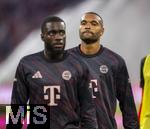 18.10.2025, Fussball Bundesliga 2025/2026, 7.Spieltag, FC Bayern Mnchen - Borussia Dortmund, in der Allianz-Arena Mnchen, Dayot Upamecano (FC Bayern Mnchen) und Jonathan Tah (FC Bayern Mnchen) beim Aufwrmen.