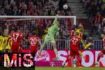 18.10.2025, Fussball Bundesliga 2025/2026, 7.Spieltag, FC Bayern Mnchen - Borussia Dortmund, in der Allianz-Arena Mnchen, Torwart Manuel Neuer (FC Bayern Mnchen) boxt den Ball weg 
