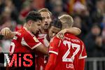 18.10.2025, Fussball Bundesliga 2025/2026, 7.Spieltag, FC Bayern Mnchen - Borussia Dortmund, in der Allianz-Arena Mnchen, Torjubel, Aleksandar Pavlovic (Bayern Mnchen) , Michael Olise (FC Bayern Mnchen), Konrad Laimer (FC Bayern Mnchen), Harry Kane (FC Bayern Mnchen), 