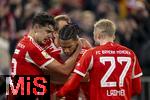 18.10.2025, Fussball Bundesliga 2025/2026, 7.Spieltag, FC Bayern Mnchen - Borussia Dortmund, in der Allianz-Arena Mnchen, Torjubel, Aleksandar Pavlovic (Bayern Mnchen) , Michael Olise (FC Bayern Mnchen), Konrad Laimer (FC Bayern Mnchen).