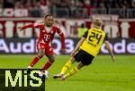 18.10.2025, Fussball Bundesliga 2025/2026, 7.Spieltag, FC Bayern Mnchen - Borussia Dortmund, in der Allianz-Arena Mnchen, v.li: Sacha Boey (FC Bayern Mnchen) gegen Daniel Svensson (Borussia Dortmund) 