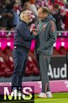 18.10.2025, Fussball Bundesliga 2025/2026, 7.Spieltag, FC Bayern Mnchen - Borussia Dortmund, in der Allianz-Arena Mnchen, Bastian Schweinsteiger lachend mit Dr. Jochen Hahne (Mannschaftsarzt FC Bayern Mnchen).
