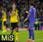 18.10.2025, Fussball Bundesliga 2025/2026, 7.Spieltag, FC Bayern Mnchen - Borussia Dortmund, in der Allianz-Arena Mnchen, Nico Schlotterbeck (Borussia Dortmund) und Torwart Gregor Kobel (Borussia Dortmund) 