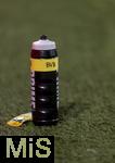 18.10.2025, Fussball Bundesliga 2025/2026, 7.Spieltag, FC Bayern Mnchen - Borussia Dortmund, in der Allianz-Arena Mnchen, Am Spielfeldrand verteilt stehen mehrere Getrnkeflaschen und Energieriegel fr die BVB-Spieler bereit