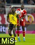 18.10.2025, Fussball Bundesliga 2025/2026, 7.Spieltag, FC Bayern Mnchen - Borussia Dortmund, in der Allianz-Arena Mnchen, v.li: Serhou Yadaly Guirassy (Borussia Dortmund) gegen Dayot Upamecano (FC Bayern Mnchen) 