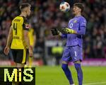 18.10.2025, Fussball Bundesliga 2025/2026, 7.Spieltag, FC Bayern Mnchen - Borussia Dortmund, in der Allianz-Arena Mnchen, Nico Schlotterbeck (Borussia Dortmund) und Torwart Gregor Kobel (Borussia Dortmund) 