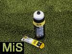 18.10.2025, Fussball Bundesliga 2025/2026, 7.Spieltag, FC Bayern Mnchen - Borussia Dortmund, in der Allianz-Arena Mnchen, Am Spielfeldrand verteilt stehen mehrere Getrnkeflaschen und Energieriegel fr die BVB-Spieler bereit 