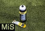 18.10.2025, Fussball Bundesliga 2025/2026, 7.Spieltag, FC Bayern Mnchen - Borussia Dortmund, in der Allianz-Arena Mnchen, Am Spielfeldrand verteilt stehen mehrere Getrnkeflaschen und Energieriegel fr die BVB-Spieler bereit 