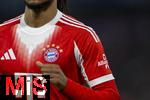 18.10.2025, Fussball Bundesliga 2025/2026, 7.Spieltag, FC Bayern Mnchen - Borussia Dortmund, in der Allianz-Arena Mnchen, Michael Olise (FC Bayern Mnchen) Trikot mit dem FCB Vereinslogo und Allianz als Sponsor. Dazu die Schleife, das internationale Symbol fr den Breast Cancer Awareness Month, Brustkrebs-Vorsorge Monat.
Der FC Bayern Mnchen hat im Oktober, dem Brustkrebsmonat, eine spezielle Aktion zur Brustkrebsvorsorge durchgefhrt, bei der die FC Bayern Spieler das Logo des Sponsors Allianz und eine Schleife auf den rmeln tragen, als Symbol fr den Kampf gegen Brustkrebs, um auf das Thema aufmerksam zu machen und Spenden zu sammeln. 
