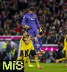 18.10.2025, Fussball Bundesliga 2025/2026, 7.Spieltag, FC Bayern Mnchen - Borussia Dortmund, in der Allianz-Arena Mnchen, Torwart Gregor Kobel (Borussia Dortmund) hpft sich warm vor Anpfiff.