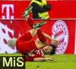 18.10.2025, Fussball Bundesliga 2025/2026, 7.Spieltag, FC Bayern Mnchen - Borussia Dortmund, in der Allianz-Arena Mnchen, Min-jae Kim (Bayern Mnchen, Minjae Kim) am Boden 