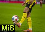 18.10.2025, Fussball Bundesliga 2025/2026, 7.Spieltag, FC Bayern Mnchen - Borussia Dortmund, in der Allianz-Arena Mnchen, der Spielball Derbystar tanzt auf dem Fuss eines BVB-Spielers 