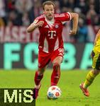 18.10.2025, Fussball Bundesliga 2025/2026, 7.Spieltag, FC Bayern Mnchen - Borussia Dortmund, in der Allianz-Arena Mnchen, Harry Kane (FC Bayern Mnchen) am Ball 