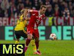 18.10.2025, Fussball Bundesliga 2025/2026, 7.Spieltag, FC Bayern Mnchen - Borussia Dortmund, in der Allianz-Arena Mnchen, Harry Kane (FC Bayern Mnchen) am Ball gegen Daniel Svensson (li, Borussia Dortmund) 