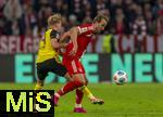 18.10.2025, Fussball Bundesliga 2025/2026, 7.Spieltag, FC Bayern Mnchen - Borussia Dortmund, in der Allianz-Arena Mnchen, Harry Kane (FC Bayern Mnchen) am Ball gegen Daniel Svensson (li, Borussia Dortmund) 