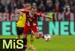 18.10.2025, Fussball Bundesliga 2025/2026, 7.Spieltag, FC Bayern Mnchen - Borussia Dortmund, in der Allianz-Arena Mnchen, Harry Kane (FC Bayern Mnchen) am Ball gegen Daniel Svensson (li, Borussia Dortmund) 