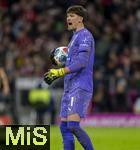 18.10.2025, Fussball Bundesliga 2025/2026, 7.Spieltag, FC Bayern Mnchen - Borussia Dortmund, in der Allianz-Arena Mnchen, Torwart Gregor Kobel (Borussia Dortmund) gibt Anweisungen.