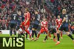22.10.2025,  Fussball UEFA Championsleague 2025/2026: Vorrunde 3.Spieltag, FC Bayern Mnchen - Club Brgge, in der Allianz-Arena Mnchen. Harry Kane (FC Bayern Mnchen) gegen alle Spieler aus Brgge
  

