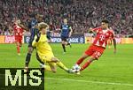 22.10.2025,  Fussball UEFA Championsleague 2025/2026: Vorrunde 3.Spieltag, FC Bayern Mnchen - Club Brgge, in der Allianz-Arena Mnchen. v.l. Torwart Nordin Jackers (Club Brgge) gegen Luis Diaz (FC Bayern Mnchen) 
  

