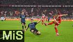 22.10.2025,  Fussball UEFA Championsleague 2025/2026: Vorrunde 3.Spieltag, FC Bayern Mnchen - Club Brgge, in der Allianz-Arena Mnchen. v.l. Aleksandar Stankovic (Club Brgge) gegen Harry Kane (FC Bayern Mnchen) 
  

