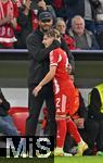 22.10.2025,  Fussball UEFA Championsleague 2025/2026: Vorrunde 3.Spieltag, FC Bayern Mnchen - Club Brgge, in der Allianz-Arena Mnchen. v.l. Trainer Vincent Kompany (FC Bayern Mnchen) herzt Lennart Karl (FC Bayern Mnchen) 
  

