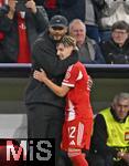 22.10.2025,  Fussball UEFA Championsleague 2025/2026: Vorrunde 3.Spieltag, FC Bayern Mnchen - Club Brgge, in der Allianz-Arena Mnchen. v.l. Trainer Vincent Kompany (FC Bayern Mnchen) herzt Lennart Karl (FC Bayern Mnchen) 
  

