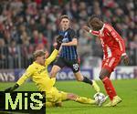 22.10.2025,  Fussball UEFA Championsleague 2025/2026: Vorrunde 3.Spieltag, FC Bayern Mnchen - Club Brgge, in der Allianz-Arena Mnchen. v.l. Torwart Nordin Jackers (Club Brgge) wehrt den Ball von Nicolas Jackson (FC Bayern Mnchen) ab.
  

