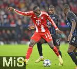 22.10.2025,  Fussball UEFA Championsleague 2025/2026: Vorrunde 3.Spieltag, FC Bayern Mnchen - Club Brgge, in der Allianz-Arena Mnchen. v.l. Nicolas Jackson (FC Bayern Mnchen) gegen Mamadou Diakhon (Club Brgge) 
  


