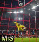 22.10.2025,  Fussball UEFA Championsleague 2025/2026: Vorrunde 3.Spieltag, FC Bayern Mnchen - Club Brgge, in der Allianz-Arena Mnchen. Torschuss zum 1:0 von Lennart Karl (hinten mitte, FC Bayern Mnchen), Torwart Nordin Jackers (Club Brgge) fliegt vergeblich.

