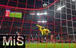 22.10.2025,  Fussball UEFA Championsleague 2025/2026: Vorrunde 3.Spieltag, FC Bayern Mnchen - Club Brgge, in der Allianz-Arena Mnchen. Torschuss zum 1:0 von Lennart Karl (hinten mitte, FC Bayern Mnchen), Torwart Nordin Jackers (Club Brgge) fliegt vergeblich.


