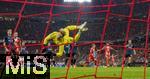 22.10.2025,  Fussball UEFA Championsleague 2025/2026: Vorrunde 3.Spieltag, FC Bayern Mnchen - Club Brgge, in der Allianz-Arena Mnchen. Torschuss zum 1:0 von Lennart Karl (hinten 2.v.re, FC Bayern Mnchen), Torwart Nordin Jackers (Club Brgge) fliegt vergeblich.

