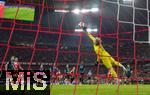 22.10.2025,  Fussball UEFA Championsleague 2025/2026: Vorrunde 3.Spieltag, FC Bayern Mnchen - Club Brgge, in der Allianz-Arena Mnchen. Torschuss zum 1:0 von Lennart Karl (hinten mitte, FC Bayern Mnchen), Torwart Nordin Jackers (Club Brgge) fliegt vergeblich.

