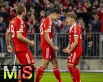22.10.2025,  Fussball UEFA Championsleague 2025/2026: Vorrunde 3.Spieltag, FC Bayern München - Club Brügge, in der Allianz-Arena München. Torjubel Lennart Karl (re, FC Bayern München) mit Aleksandar Pavlovic (Bayern München)  und Harry Kane (FC Bayern München)