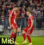22.10.2025,  Fussball UEFA Championsleague 2025/2026: Vorrunde 3.Spieltag, FC Bayern München - Club Brügge, in der Allianz-Arena München. Torjubel Lennart Karl (re, FC Bayern München) mit Aleksandar Pavlovic (Bayern München)