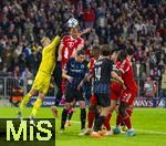 22.10.2025,  Fussball UEFA Championsleague 2025/2026: Vorrunde 3.Spieltag, FC Bayern München - Club Brügge, in der Allianz-Arena München. v.li: Torwart Nordin Jackers (Club Brügge) gegen Harry Kane (FC Bayern München)