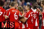 22.10.2025,  Fussball UEFA Championsleague 2025/2026: Vorrunde 3.Spieltag, FC Bayern München - Club Brügge, in der Allianz-Arena München. Torjubel Lennart Karl (mitte,FC Bayern München) zu seinem ersten Treffer in der Championsleague mit 17 Jahren der Jüngste Torschütze, zum 1:0.