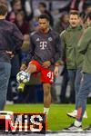 22.10.2025,  Fussball UEFA Championsleague 2025/2026: Vorrunde 3.Spieltag, FC Bayern München - Club Brügge, in der Allianz-Arena München. mitte: Vincent Manuba (FC Bayern) beim Aufwärmen.