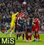 22.10.2025,  Fussball UEFA Championsleague 2025/2026: Vorrunde 3.Spieltag, FC Bayern München - Club Brügge, in der Allianz-Arena München. v.li: Torwart Nordin Jackers (Club Brügge) gegen Harry Kane (FC Bayern München)
