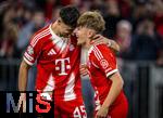 22.10.2025,  Fussball UEFA Championsleague 2025/2026: Vorrunde 3.Spieltag, FC Bayern München - Club Brügge, in der Allianz-Arena München. Lennart Karl (re, FC Bayern München) Torjubel mit Aleksandar Pavlovic (Bayern München)