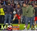 22.10.2025,  Fussball UEFA Championsleague 2025/2026: Vorrunde 3.Spieltag, FC Bayern München - Club Brügge, in der Allianz-Arena München. mitte: Vincent Manuba (FC Bayern) beim Aufwärmen.