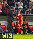 22.10.2025,  Fussball UEFA Championsleague 2025/2026: Vorrunde 3.Spieltag, FC Bayern München - Club Brügge, in der Allianz-Arena München. Auswechslung nach seinem ersten Championsleague Spiel des 17-Jährige Lennart Karl (FC Bayern München) von Trainer Vincent Kompany (li, FC Bayern München)