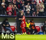 22.10.2025,  Fussball UEFA Championsleague 2025/2026: Vorrunde 3.Spieltag, FC Bayern München - Club Brügge, in der Allianz-Arena München. Nach seinem ersten Championsleague Spiel wird der 17-Jährige Lennart Karl (FC Bayern München) von Trainer Vincent Kompany (li, FC Bayern München) bei seiner Auswechslung in den Arm genommen.