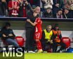 22.10.2025,  Fussball UEFA Championsleague 2025/2026: Vorrunde 3.Spieltag, FC Bayern München - Club Brügge, in der Allianz-Arena München. Nach seinem ersten Championsleague Spiel wird der 17-Jährige Lennart Karl (FC Bayern München) von Trainer Vincent Kompany (li, FC Bayern München) bei seiner Auswechslung in den Arm genommen.