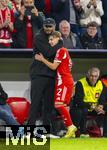 22.10.2025,  Fussball UEFA Championsleague 2025/2026: Vorrunde 3.Spieltag, FC Bayern München - Club Brügge, in der Allianz-Arena München. Nach seinem ersten Championsleague Spiel wird der 17-Jährige Lennart Karl (FC Bayern München) von Trainer Vincent Kompany (li, FC Bayern München) bei seiner Auswechslung in den Arm genommen.